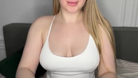 Snapshot of susie_dream_22 chatting on December 11, 2024, 11:00 pm Anna online show from December 11, 2024, 11:00 pm