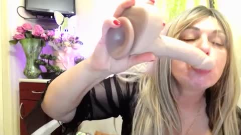 SusieNoreen online show from May 15, 2026, 4:41 am