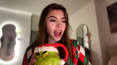 Snapshot of sussanf_ chatting on December 23, 2024, 11:28 pm  Susy  online show from December 23, 2024, 11:28 pm