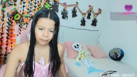 sweet_dania_ online show from October 31, 2025, 10:05 am