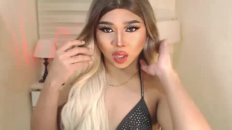 Snapshot of sweet_hoelly chatting on February 17, 2025, 8:15 pm Slutty Shannel online show from February 17, 2025, 8:15 pm