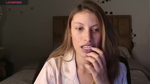 sweet_moon_v_ online show from January 16, 2026, 2:59 am