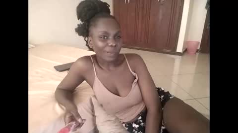 Snapshot of sweetbee018 chatting on February 8, 2026, 7:34 am Lunargirl online show from February 8, 2026, 7:34 am