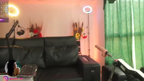 Salom independent model online show from March 8, 2025, 6:16 pm