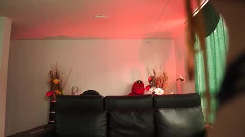 Salom independent model online show from December 3, 2025, 6:50 pm