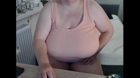 Sweetboobs85h online show from October 3, 2025, 7:55 pm