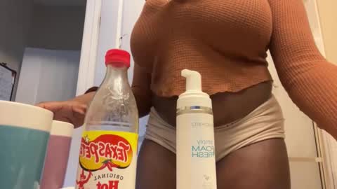 Snapshot of sweetgirllei chatting on February 2, 2025, 6:10 pm sweetgirllei online show from February 2, 2025, 6:10 pm