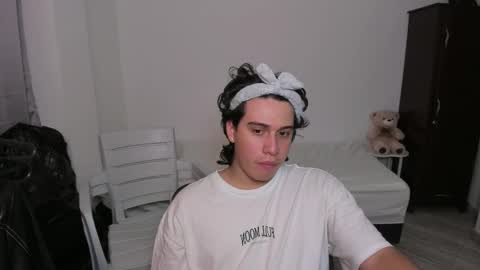 Lian online show from December 17, 2025, 6:47 pm