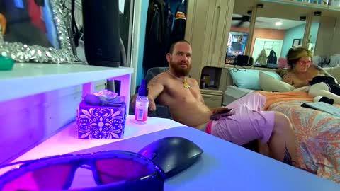 WeAim2PZzz online show from February 18, 2025, 2:16 am