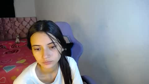 Snapshot of sweetpink1_ chatting on October 25, 2025, 5:30 pm Caro  Lily online show from October 25, 2025, 5:30 pm