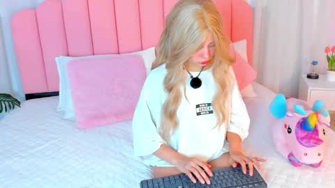 sweett_fire online show from April 18, 2026, 5:39 pm