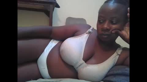 Snapshot of sweetyass25 chatting on May 1, 2026, 4:06 am sweetyass25 online show from May 1, 2026, 4:06 am