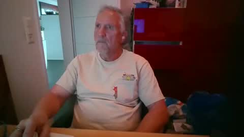 Snapshot of swiss_german_01 chatting on October 14, 2025, 11:33 am swiss_german_01 online show from October 14, 2025, 11:33 am