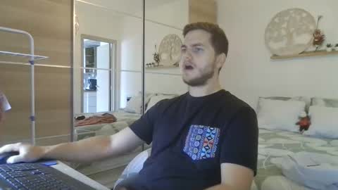 syl092 online show from October 17, 2025, 9:12 am