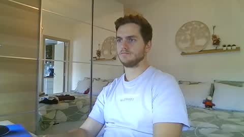 syl092 online show from November 17, 2025, 1:06 pm