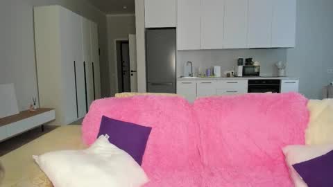 Mila online show from November 17, 2025, 8:31 am