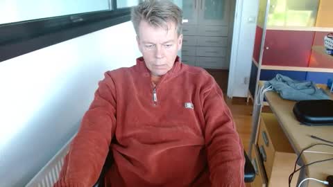 Snapshot of tall_dudenl chatting on November 16, 2025, 3:28 pm Tall daddy online show from November 16, 2025, 3:28 pm