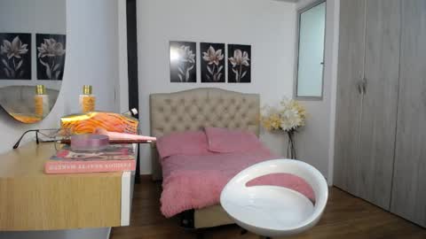 Hi im sara online show from April 22, 2026, 1:01 pm