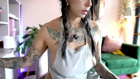 Nathalie Hardy  online show from February 4, 2026, 6:47 pm