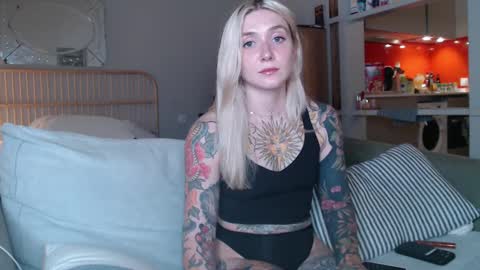 Snapshot of tattoobbgirl chatting on March 7, 2025, 10:21 pm tattoobbgirl online show from March 7, 2025, 10:21 pm