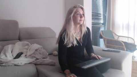 tattoobbgirl online show from December 18, 2025, 4:13 pm