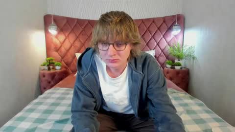 Tayler online show from April 18, 2026, 5:44 am