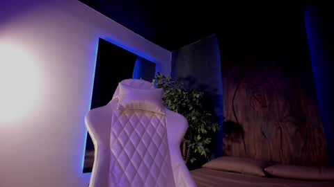 Taylor  Help me to get 100 thumbs up online show from February 17, 2025, 4:26 pm