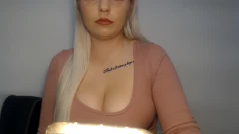 Teeyara  online show from November 15, 2025, 1:18 pm