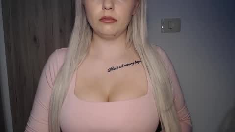 Teeyara  online show from December 21, 2025, 4:47 pm