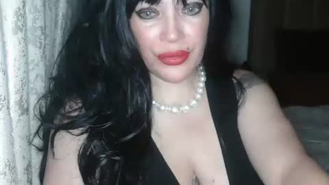 Snapshot of temptresscrystalia chatting on December 18, 2025, 9:43 pm talia i m french girl online show from December 18, 2025, 9:43 pm