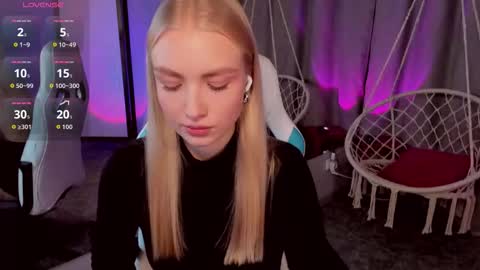 TessaHamilton online show from November 3, 2025, 10:16 am