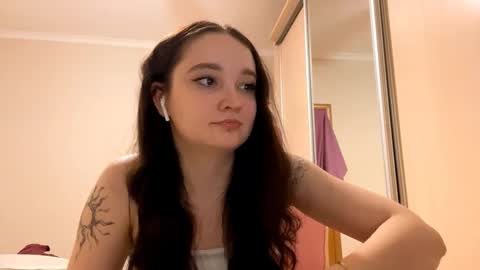 Snapshot of thaliakuchem chatting on March 2, 2026, 3:19 pm Yumi online show from March 2, 2026, 3:19 pm