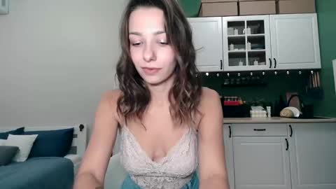 Mia online show from October 27, 2025, 2:32 pm
