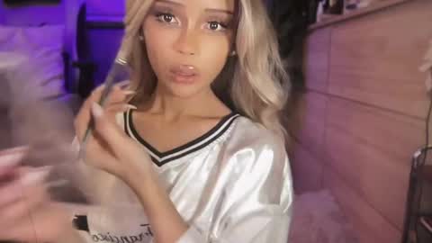 Snapshot of the_enchantressxx chatting on June 4, 2026, 9:04 am nabi butterfly online show from June 4, 2026, 9:04 am