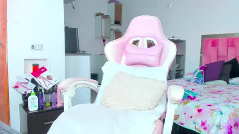 Snapshot of the_queen_aleja chatting on April 22, 2026, 1:45 pm IGAleja queen1 online show from April 22, 2026, 1:45 pm