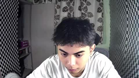 Snapshot of thehugecomeback chatting on December 4, 2024, 10:35 am Xerxis online show from December 4, 2024, 10:35 am