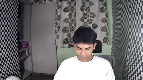 Snapshot of thehugecomeback chatting on December 5, 2024, 4:12 pm Xerxis online show from December 5, 2024, 4:12 pm