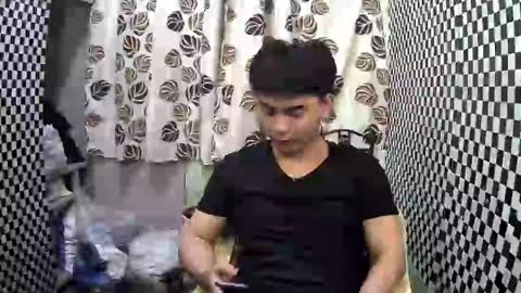 Snapshot of thehugecomeback chatting on February 1, 2025, 4:00 pm Xerxis online show from February 1, 2025, 4:00 pm