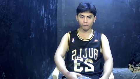 Snapshot of thehugecomeback chatting on February 8, 2025, 9:15 pm Xerxis online show from February 8, 2025, 9:15 pm