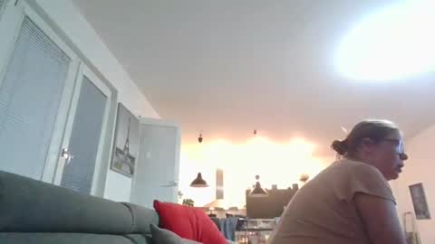 thesunnevergoesdown7 online show from May 6, 2026, 6:35 pm