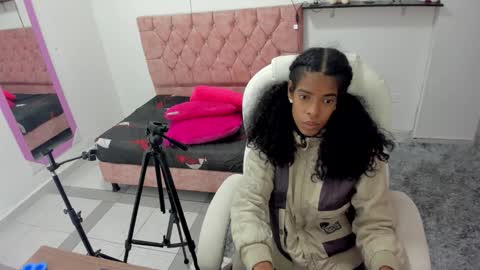 thianahorny online show from December 19, 2025, 10:44 am