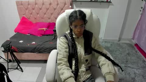 thianahorny online show from December 22, 2025, 10:01 am