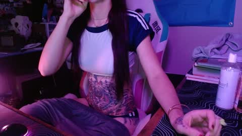 Snapshot of thighsnacks chatting on December 4, 2024, 9:46 pm snacks online show from December 4, 2024, 9:46 pm