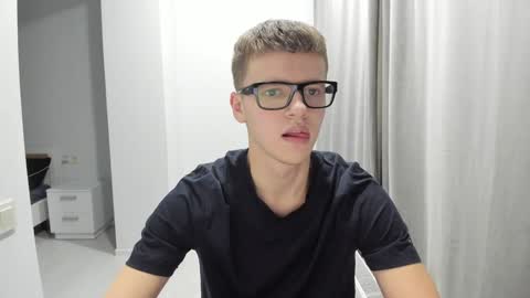 Snapshot of thomas_shelbivip chatting on December 11, 2024, 4:28 am Tomas online show from December 11, 2024, 4:28 am