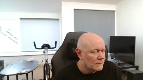 thomash32 online show from September 17, 2025, 7:43 am