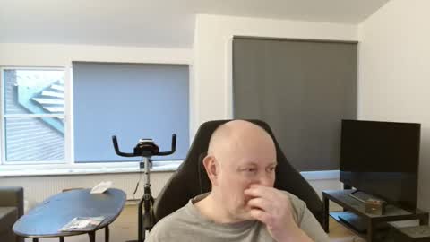 thomash32 online show from October 5, 2025, 4:49 pm