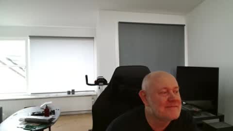 thomash32 online show from November 8, 2025, 1:11 pm