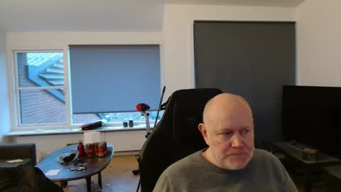 thomash32 online show from December 17, 2025, 2:01 pm