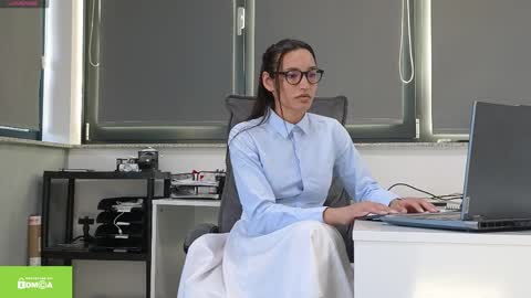 tia_j online show from April 8, 2026, 3:34 pm