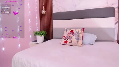 TIFFANY BELLO  online show from December 3, 2025, 7:56 pm